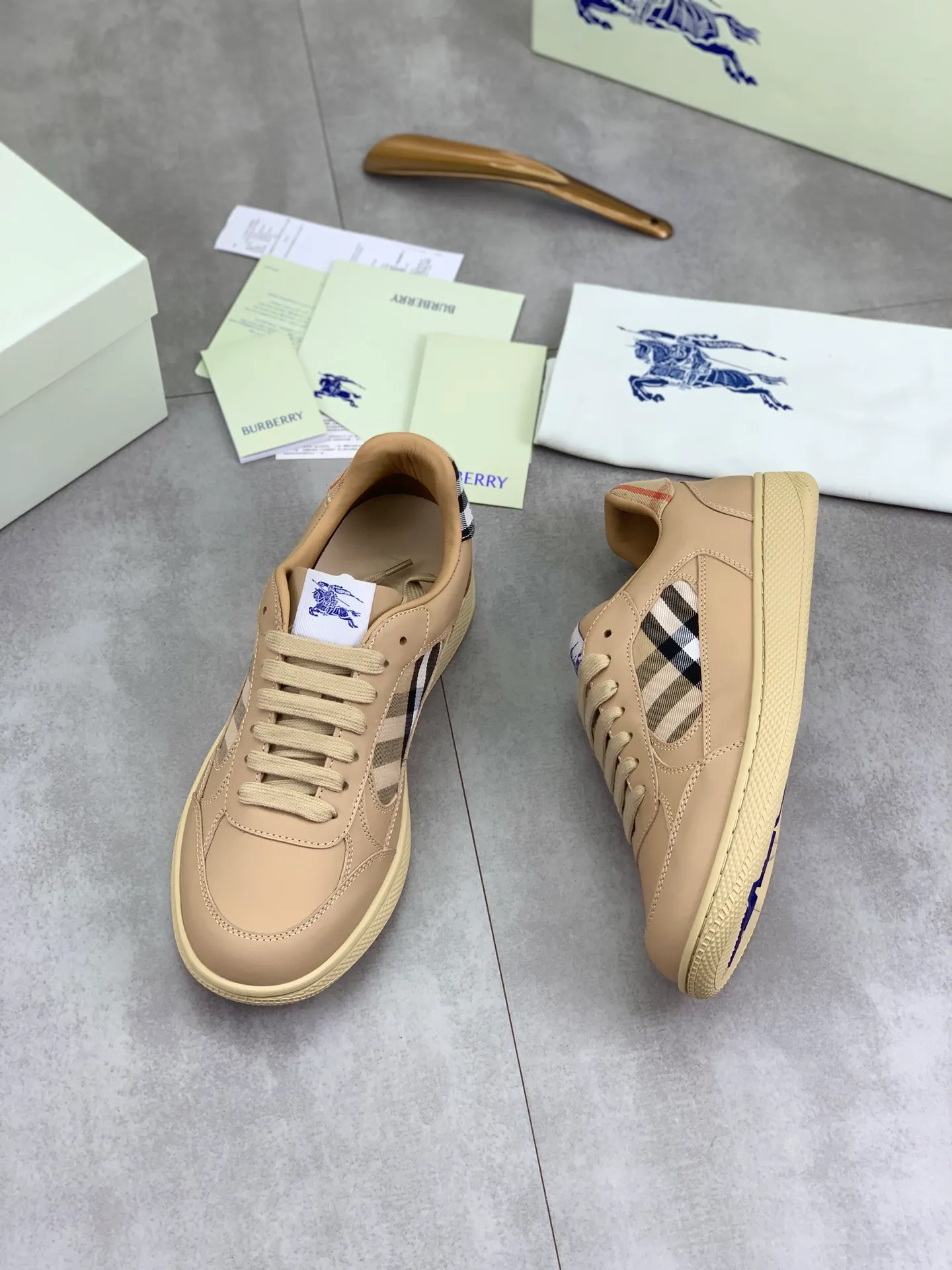 Factory price P640 [BURBERRY] Burberry - High-end quality original order - Upper: imported 🔝 original material - Inner lining: cowhide lining, feet; water-dyed cowhide - Outsole: ultra-light TPR rubber; two-color molded outsole - Super high quality control · Fine workmanship: highlighted (high-end, extravagance, grade) -Size: 39-45 (Male 38 46 can be customized) · Color: Multi-color optional